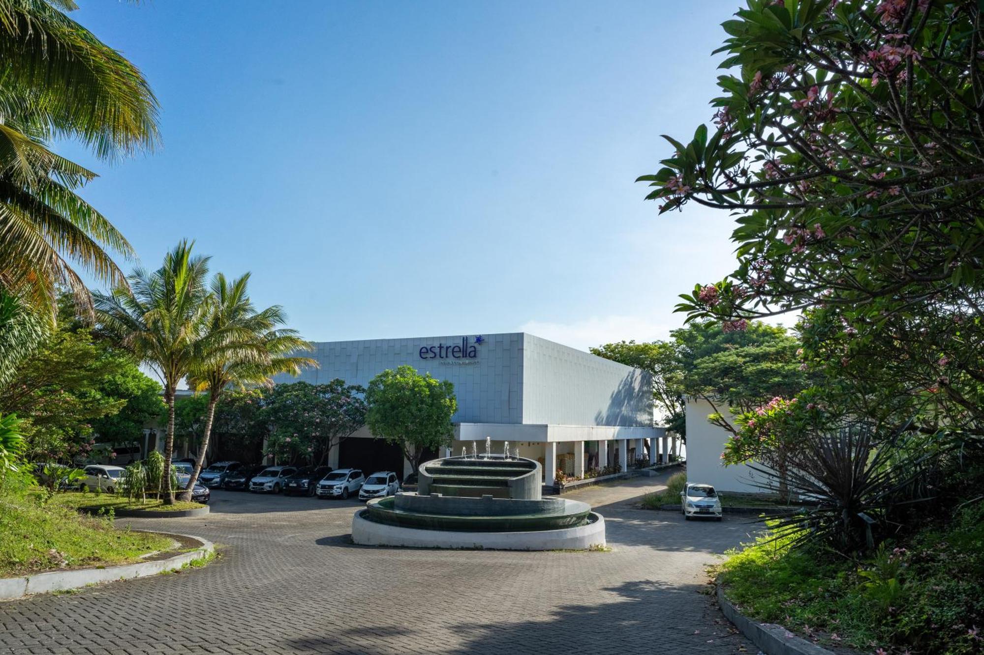 Estrella Hotel & Conference Luwuk Exterior photo