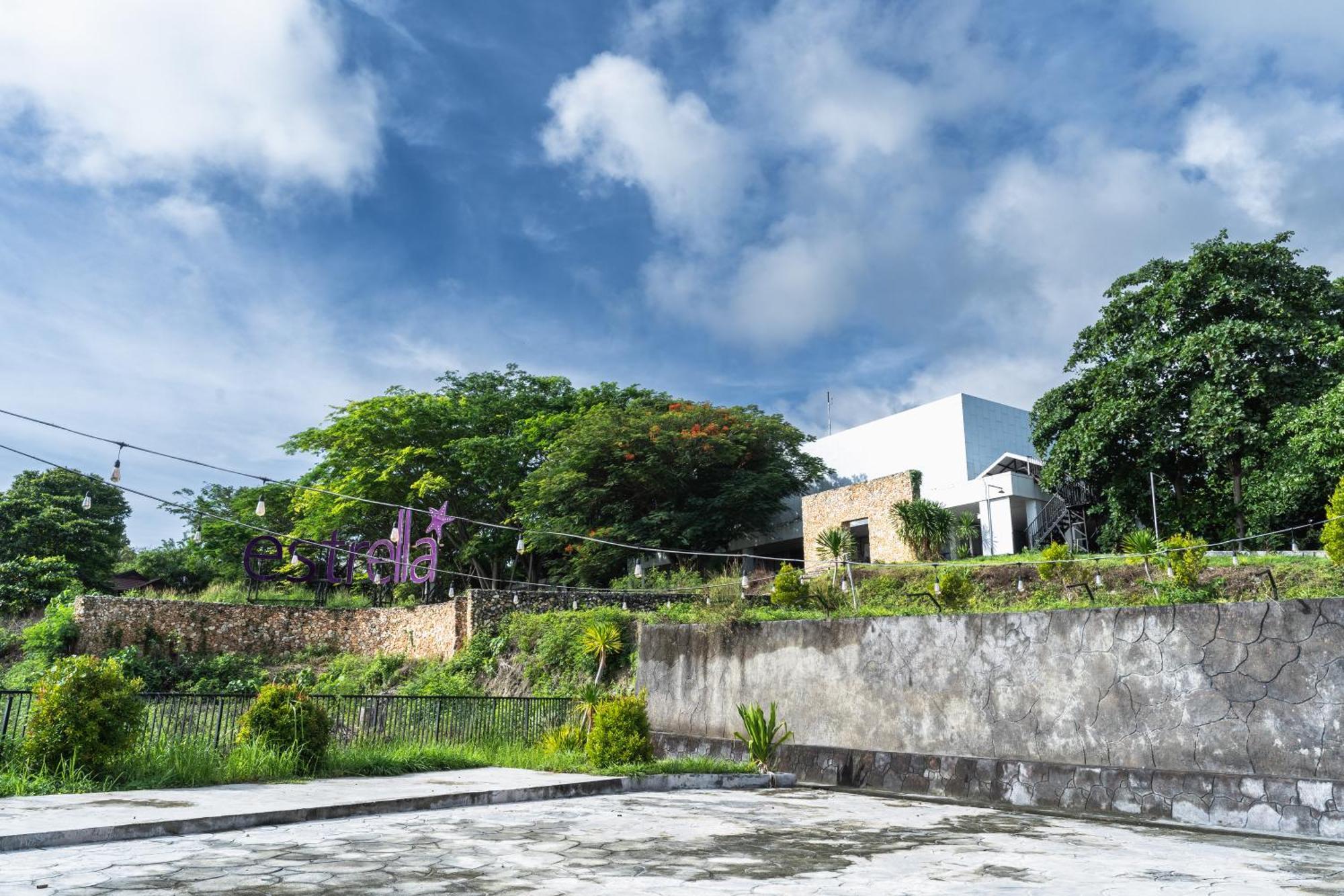 Estrella Hotel & Conference Luwuk Exterior photo