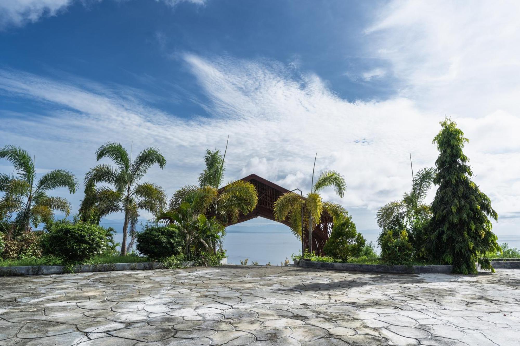 Estrella Hotel & Conference Luwuk Exterior photo