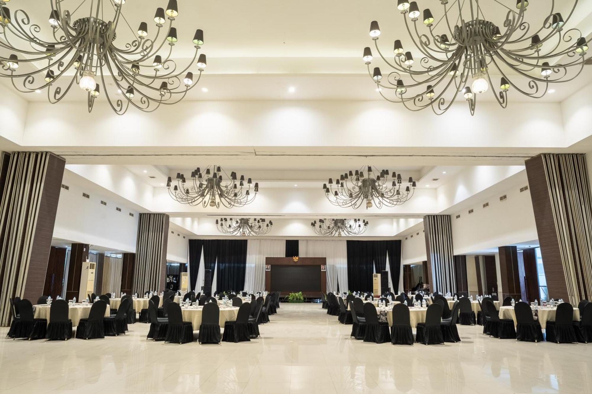 Estrella Hotel & Conference Luwuk Exterior photo