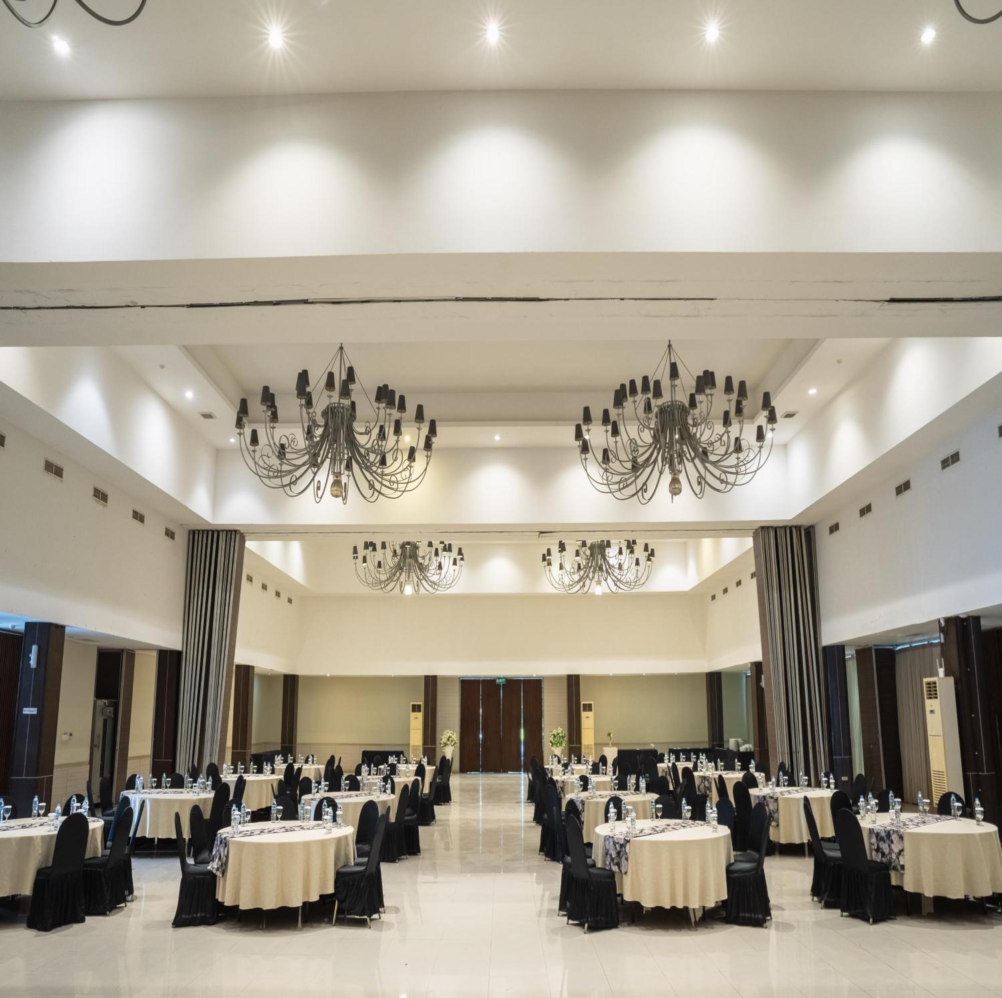 Estrella Hotel & Conference Luwuk Exterior photo